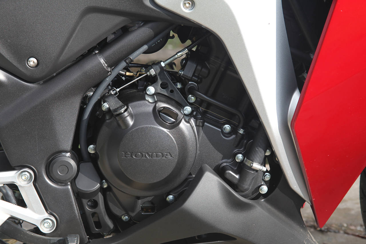 11-Honda-CBR250R-engine