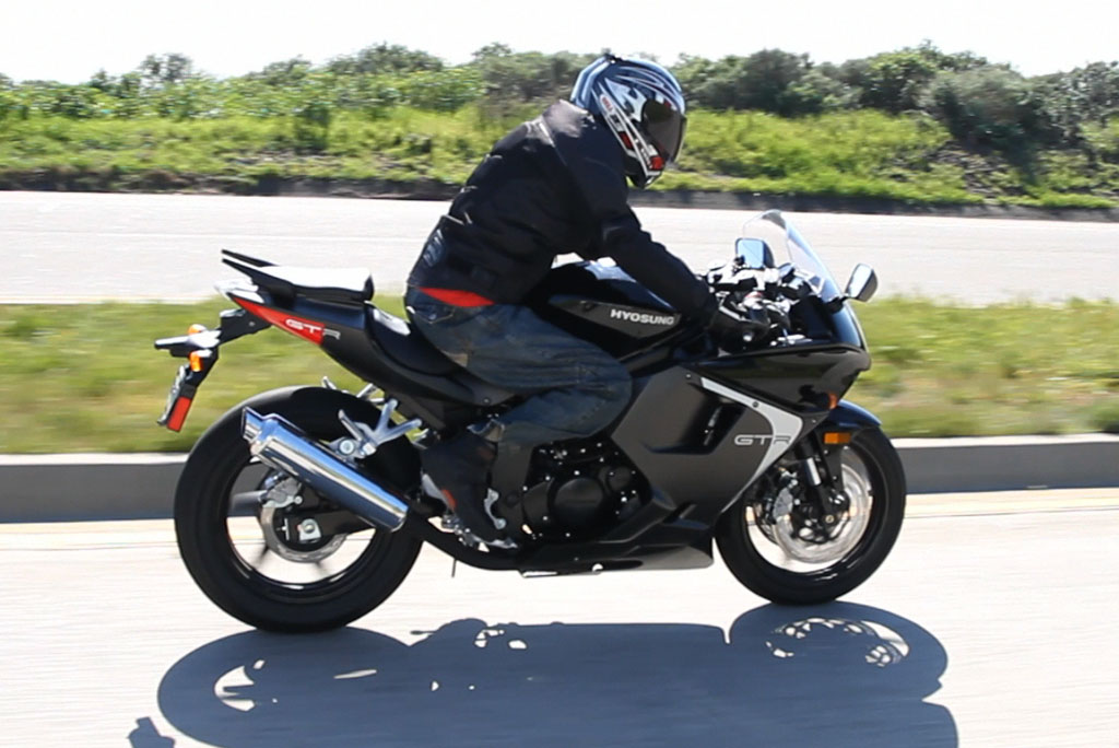 2013-Hyosung-GT250R-Action-02