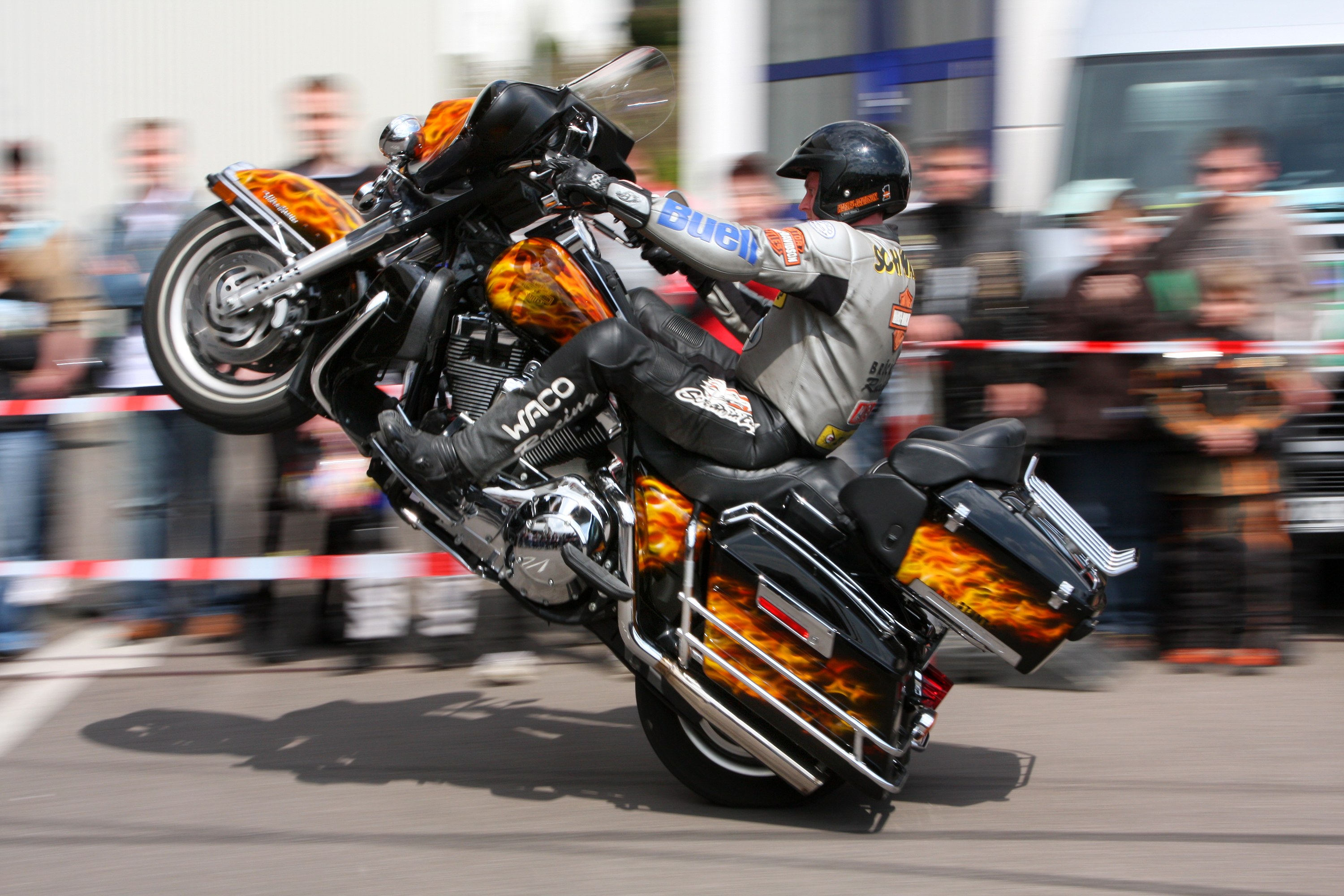 Motorcycle_stunt_Schwarz_2_amk